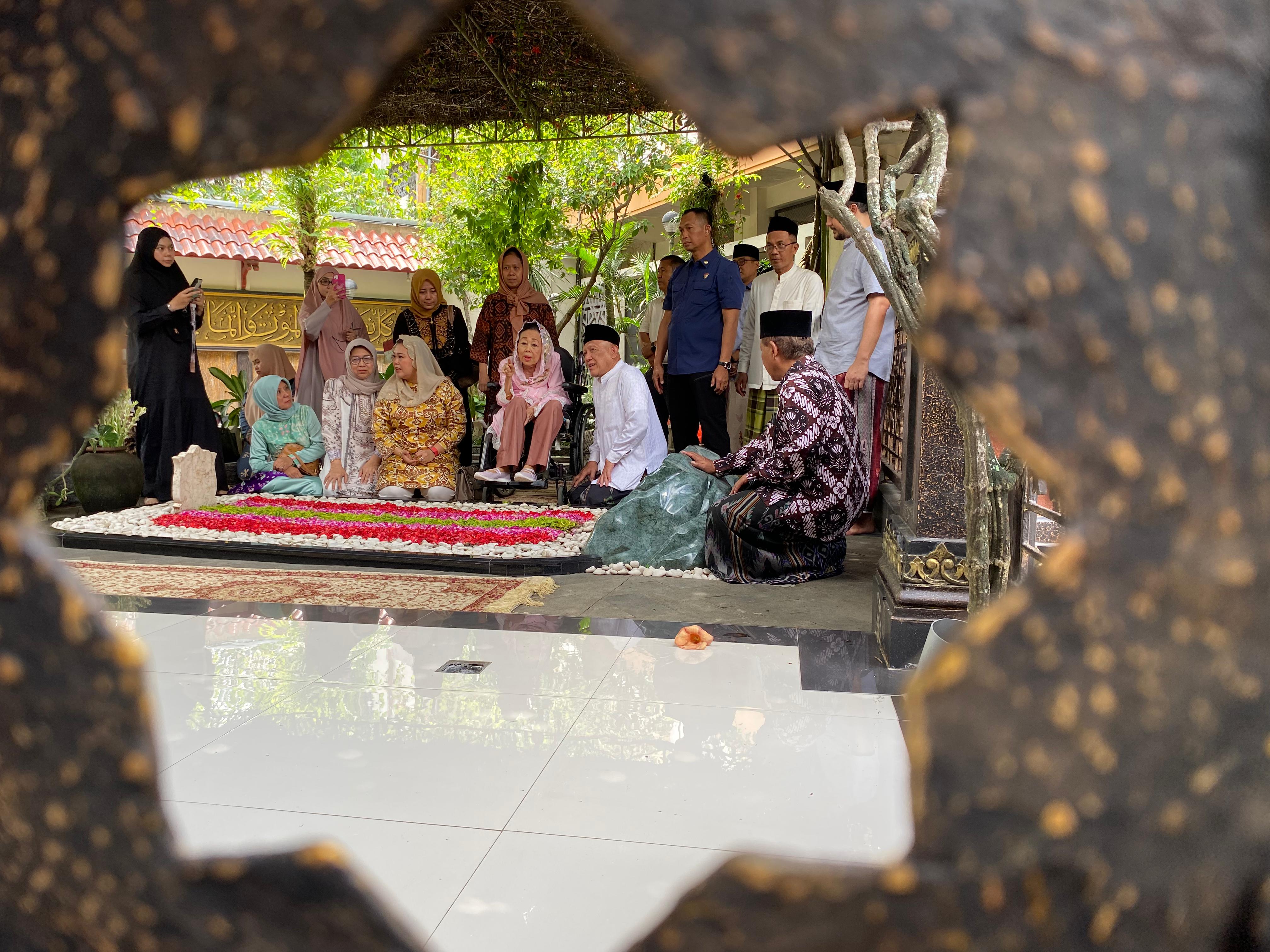 Istri Presiden ke-4 Republik Indonesia K H Abdurrahman Wahid (Gus Dur), Hj Sinta Nuriyah, berziarah ke makam suaminya di kompleks Pondok Pesantren Tebuireng, Jombang, Selasa (11/11).