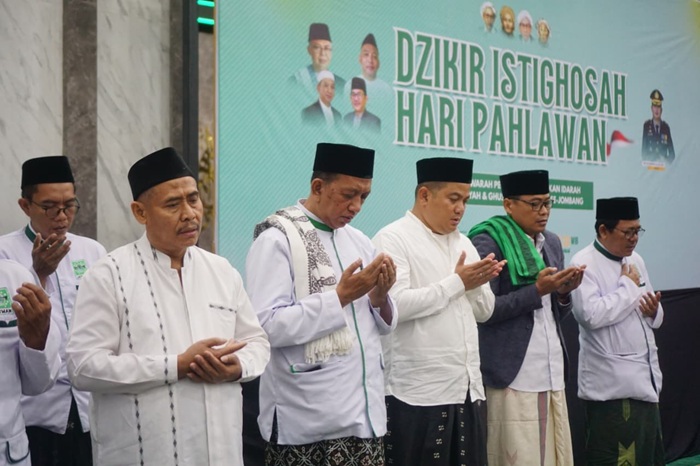 Polres Jombang bersama Jam&rsquo;iyyah Ahlith Thariqah Al-Mu&rsquo;tabarah An-Nahdliyyah (JATMAN) Kabupaten Jombang menggelar Dzikir Istighatsah, Senin (10/11).