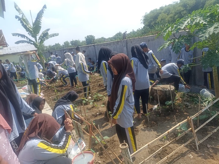 BEKALI KEMANDIRIAN: Siswa SMPN 2 Kesamben, Jombang mendapat materi dan praktek langsung tentang pertanian di lahan sekolah.