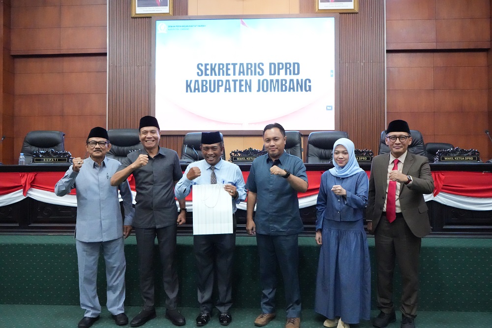 Serah terima jabatan sekretaris DPRD Jombang, Senin (10/11).