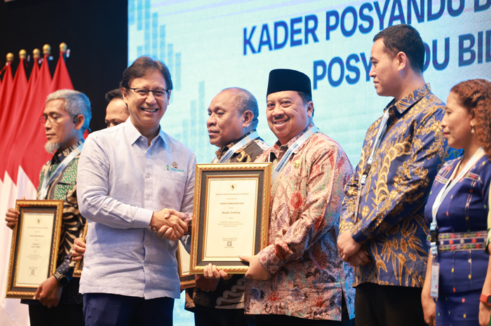 APRESIASI: Menteri Kesehatan Budi G Sadikin menyerahkan penghargaan kepada Bupati Jombang Warsubi di Ruang Leimena, Lantai 2 Gedung Adhyatma, Kementerian Kesehatan, Jakarta Selatan, Rabu (12/11).