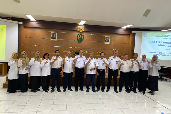 KOMPAK: Direktur RSUD Jombang, dr Pudji Umbaran MKP, bersama pejabat manajerial, (12/11).