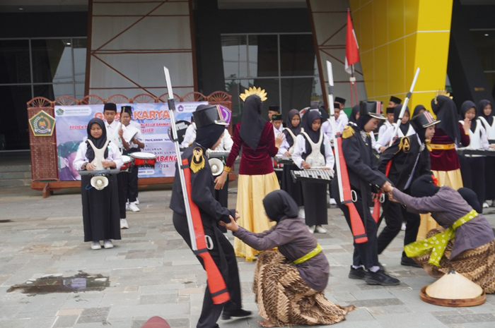 TOTALITAS: Para siswa MTsN 9 Jombang menyajikan teaterikal perang kemerdekaan.