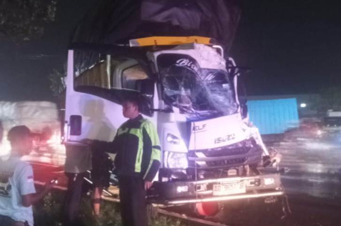 Kecelakaan maut antara dua truk terjadi di jalan arteri Bandarkedungmulyo, Kabupaten Jombang, Selasa (11/11) malam.