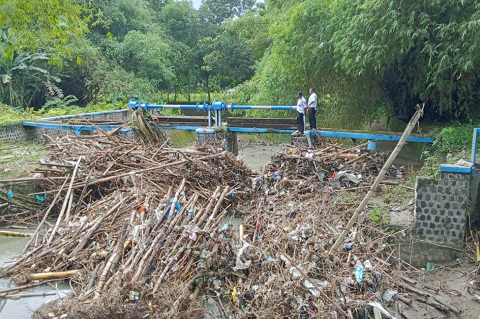 Tumpukan sampah dan potongan bambu yang kini memenuhi Bendung 4 Marmoyo di Desa Tondowulan, Kecamatan Plandaan, Jombang.