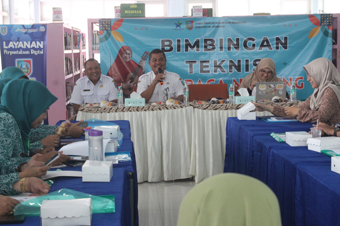 1.	INOVASI: Kepala Dinas Perpustakaan dan Kearsipan Jombang, Thonsom Pranggono,  membuka Bimtek di ruang baca Perpustakaan Mastrip Jombang, Rabu (12/11).