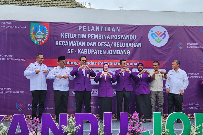 SINERGI: Ketua Tim Pembina Posyandu Kabupaten Jombang, Yuliati Nugrahani Warsubi, bersama seluruh tim pembina kecamatan, desa/kelurahan.