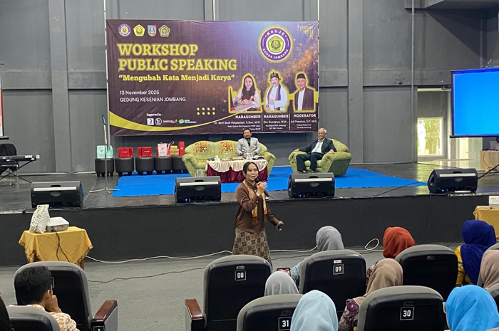 ANTUSIAS: Dr Selfi Budi Helpiastuti, Wakil Dekan FISIP Unej saat menjadi narasumber Workshop Public Speaking, Kamis (13/11).