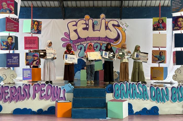 BERPRESTASI: Para pemenang dari berbagai kategori perlombaan menerima hadiah saat Gebyar Puncak FELIS 2025 SMPN 3 Peterongan, Jombang, Minggu (9/11) siang.