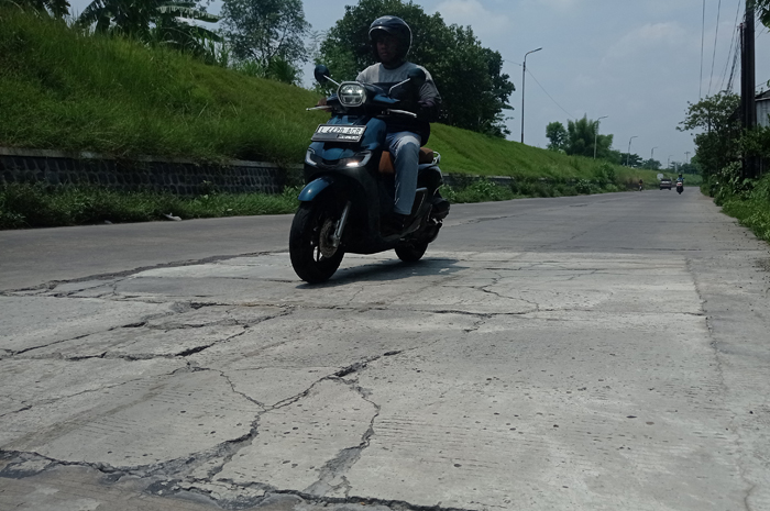 Kondisi jalan kabupaten ruas Kasemen&ndash;Gudo di Dusun Kasemen, Desa Wangkalkepuh, Kecamatan Gudo, Jombang, kembali rusak.