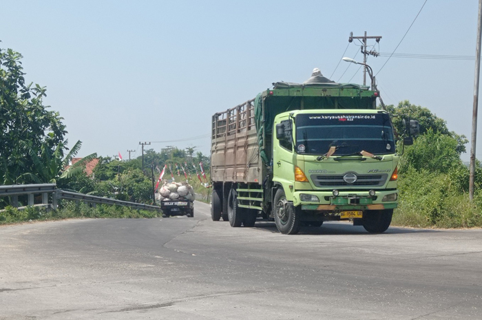 Truk gandeng melintas di ruas Kasemen-Gudo, Jombang.