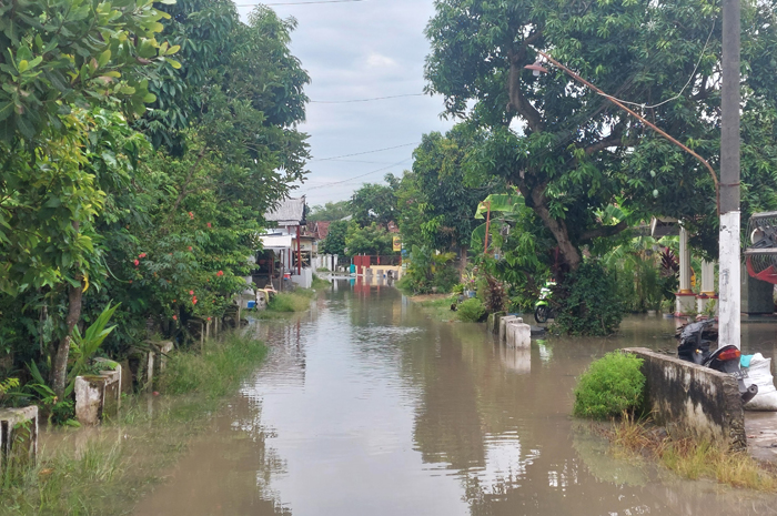 Hujan deras yang mengguyur wilayah Jombang beberapa hari terakhir memicu banjir di Dusun Sambigelar, Desa Pojokkulon, Kecamatan Kesamben, Jombang.