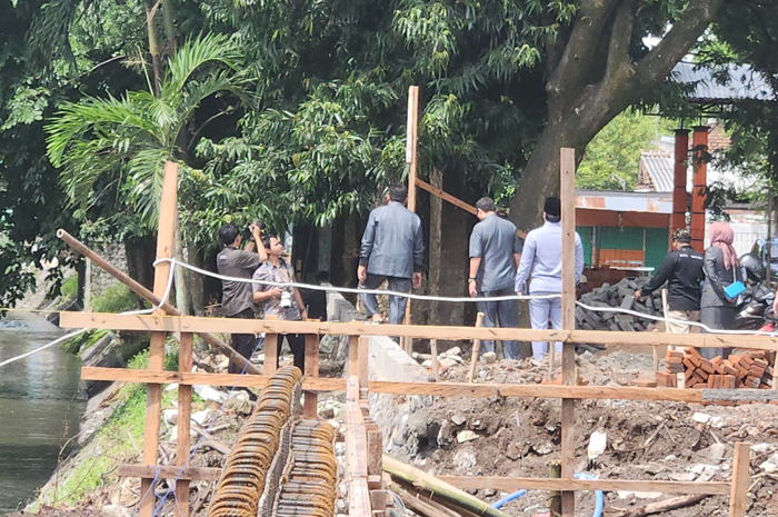 PANTAU: Komisi C DPRD Jombang melakukan sidak proyek jembatan gedung kesenian.