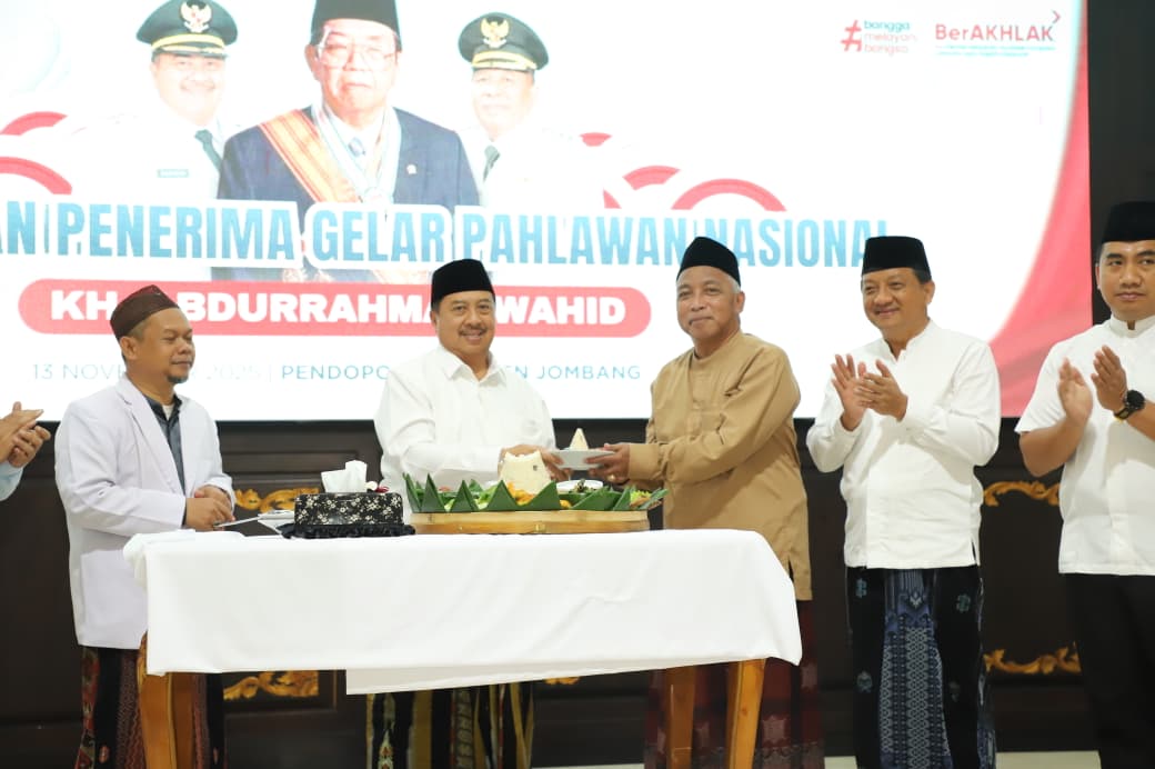 WUJUD SYUKUR: Bupati Jombang Warsubi menggelar tasyakuran penganugerahan gelar Pahlawan Nasional kepada Presiden ke-4 RI, KH Abdurrahman Wahid (Gus Dur), di Pendopo Kabupaten Jombang, Kamis (13/11).