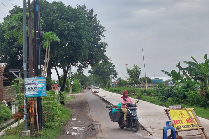 Proyek rehabilitasi jalan ruas Talunkidul&ndash;Kesamben di Desa Watudakon, Kecamatan Kesamben, Jombang, dikejar deadline.