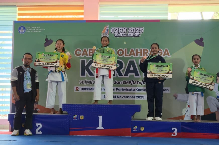BERPRESTASI: Karateka Jombang, Ghea (podium 1) menenteng medali emas O2SN tingkat nasional, di Jakarta, Kamis (13/11).