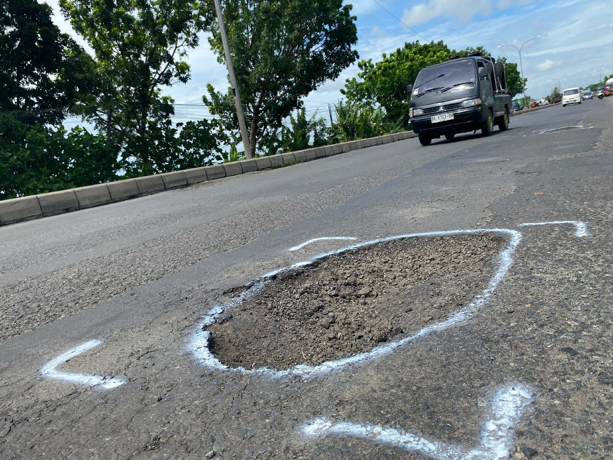 WASPADA: Kondisi jalan nasional di Jombang dihiasi lubang menganga, (14/11).