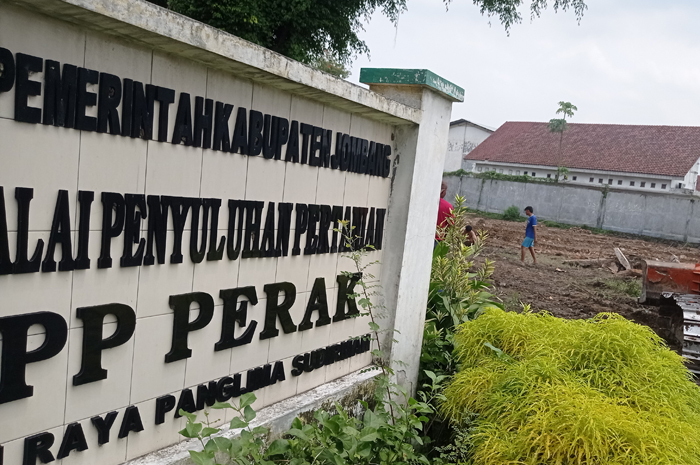 DIBERSIHKAN: Lahan di eks kantor BPP Perak Desa Glagahan, Kecamatan Perak dibangun Terminal Barang.