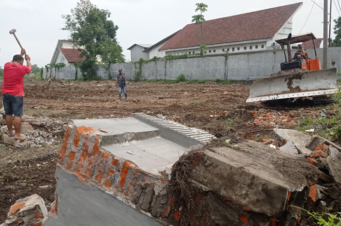 DIBERSIHKAN: Lahan eks kantor BPP Perak mulai dibersihkan untuk pembangunan Terminal Barang Jombang.