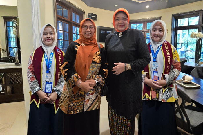 SUKSES: Saadatul Athiyah (tengah) kepala MAN 1 JOmbang bersama tim OPSI bidang IPA dan tim OPSI bidang IPS.