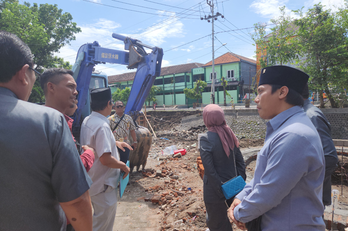 Komisi C DPRD Kabupaten Jombang menyoroti kesalahan perencanaan proyek pembangunan Jembatan Gedung Kesenian senilai Rp 1,8 miliar.