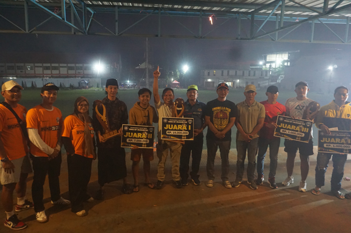 TURNAMEN KOMPETITIF: Kepala Desa Miagan Antok Budi Subagyo bersama Forkopimcam Mojoagung dan panitia BUMDES Cup 1 2025 saat menyerahkan penghargaan kepada perwakilan tim.