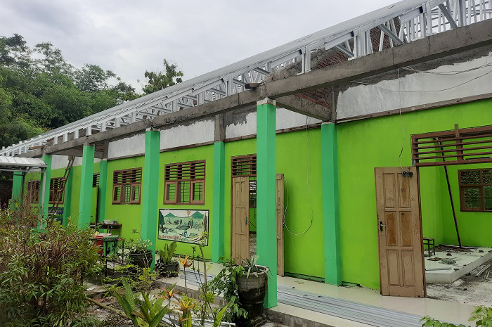 BELUM RAMPUNG: Pengerjaan rehab ruang kelas di SMPN 1 Perak, Jombang, (13/11).