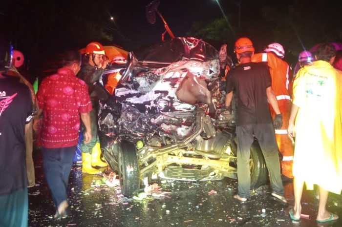 Kecelakaan maut melibatkan pikap Daihatsu Grandmax dan dua truk terjadi di jalur arteri Desa/Kecamatan Perak, Kabupaten Jombang, Minggu (16/11) malam.