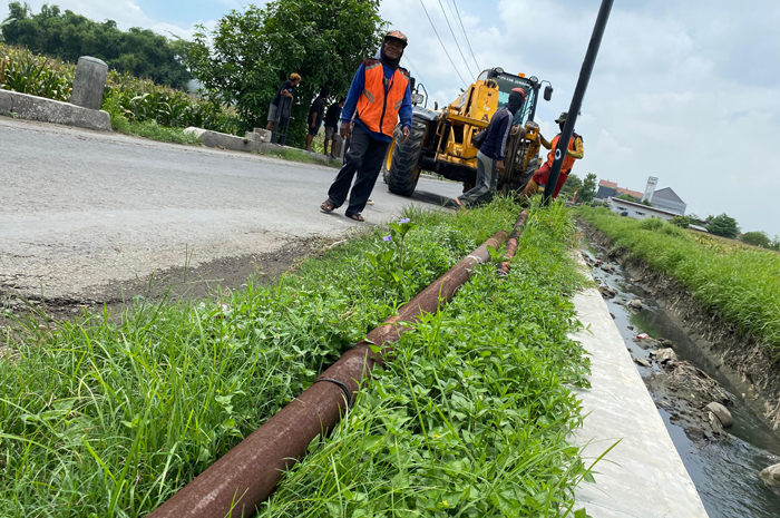 DIBONGKAR: Pemkab Jombang menerjunkan telehandler untuk menertibkan tiang internet di ruas ruas Mojokrapak &ndash; Plosogeneng, Selasa (18/11).