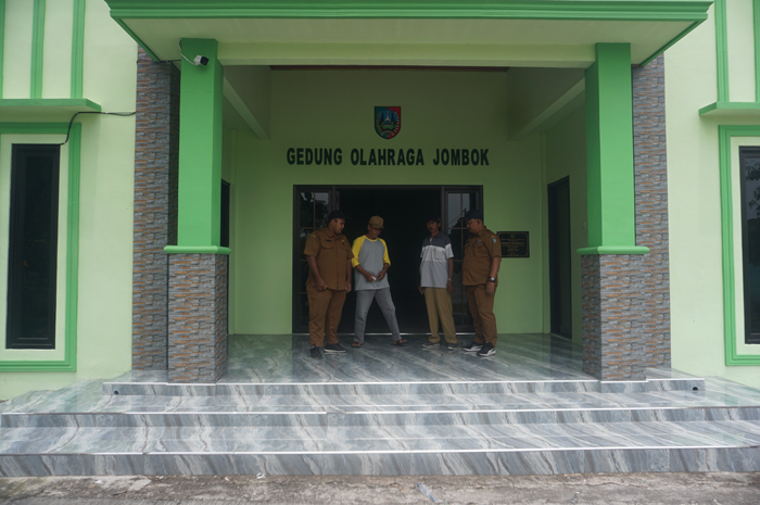 TUNTAS: Perangkat Desa Jombok, Kesamben, Jombang bersama TPK melakukan pengecekan gedung olahraga yang baru saja selesai dibangun.