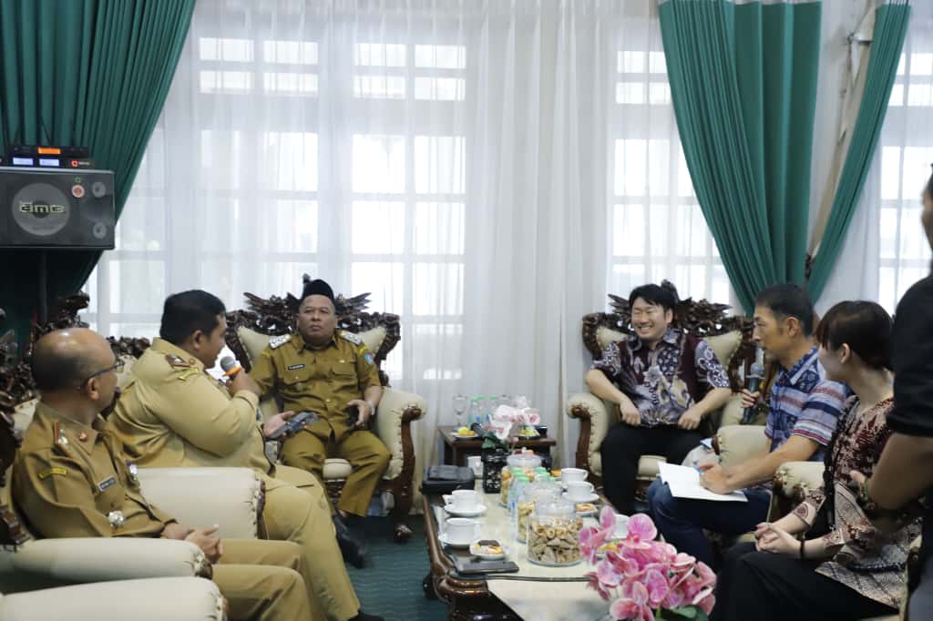 PERKUAT KOLABORASI: Wabup Jombang Salmanudin menerima kunjungan delegasi Pemerintah Kota Kitakyushu Jepang, Selasa (18/11).