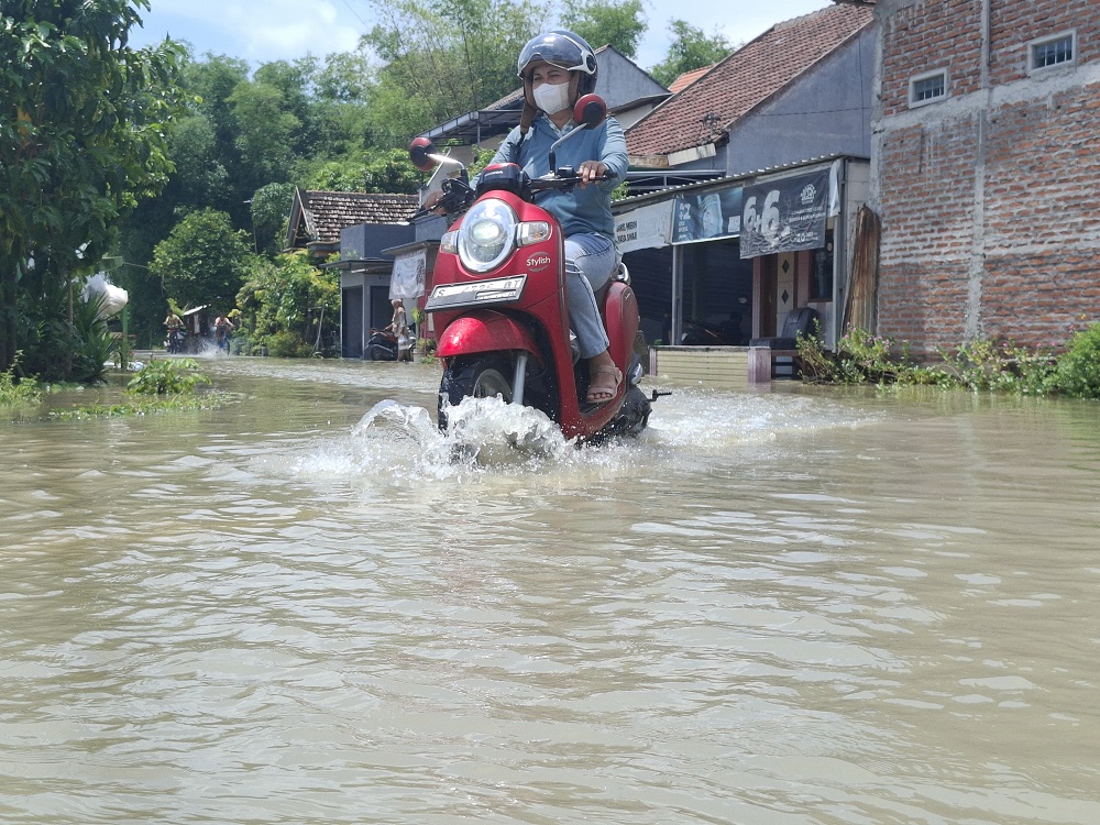 Air menggenangi jalan dan permukiman di Dusun Pagerongkal, Desa Pagertanjung, Kecamatan Ploso