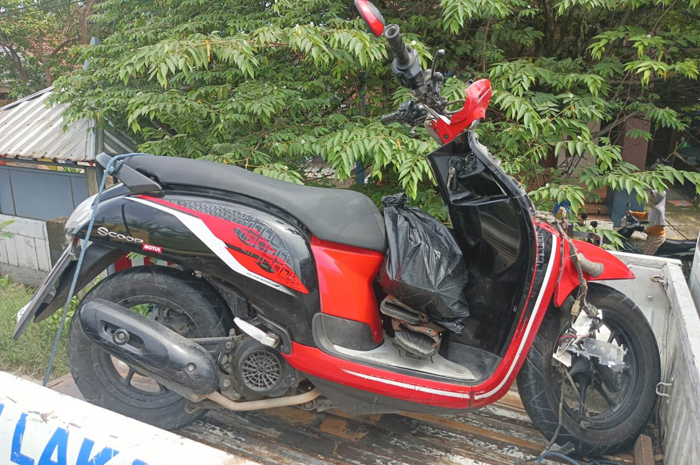 Kecelakaan maut melibatkan sebuah sepeda motor dan truk box terjadi di Jalan Raya Ploso-Gedeg, Desa Tapen, Kecamatan, Kudu, Jombang, Selasa (19/11) pagi.
