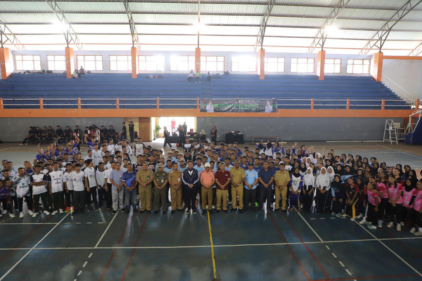 TELADAN: Sekretaris Daerah Kabupaten Jombang, Agus Purnomo, membuka bola voli Bupati Jombang Cup 2025 di GOR Merdeka Jombang,  Selasa (18/11).