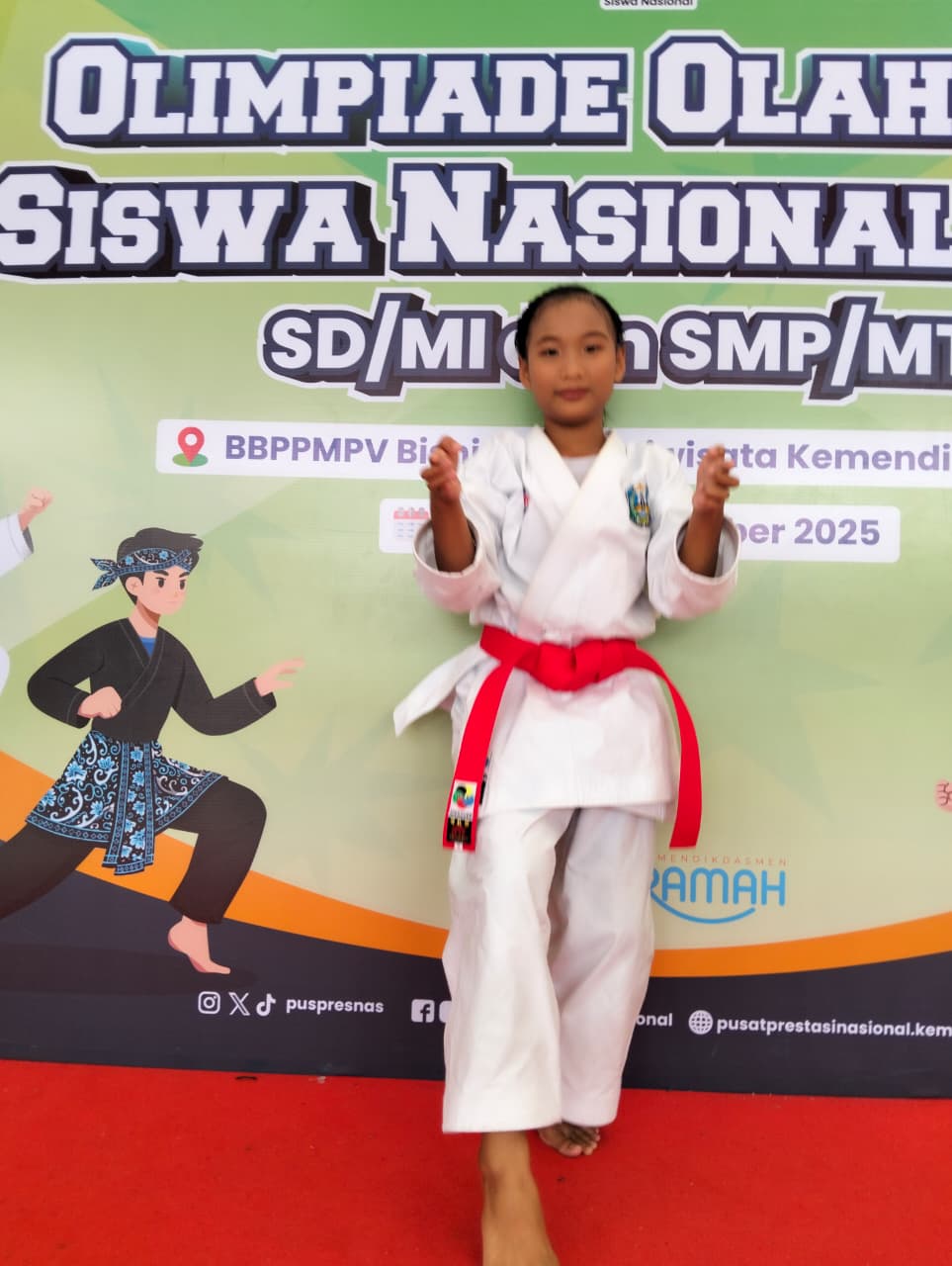 Ghea, karateka cilik Jombang di podium juara O2SN SD tingkat nasional di Jakarta.