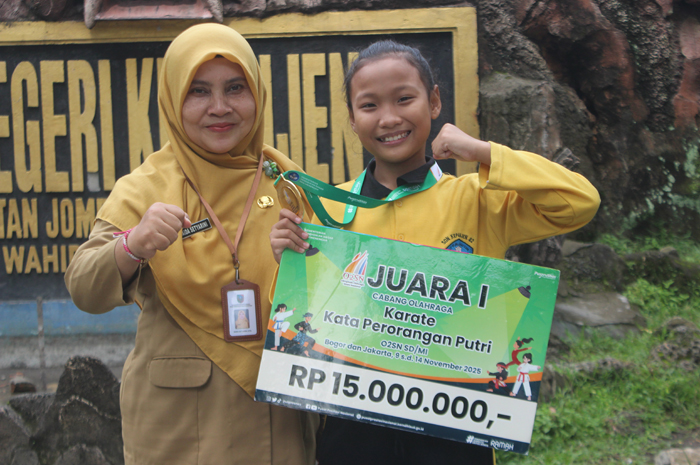 Ghea bersama kepala SDN Kepanjen 2, Jombang, Saida Setyarini.
