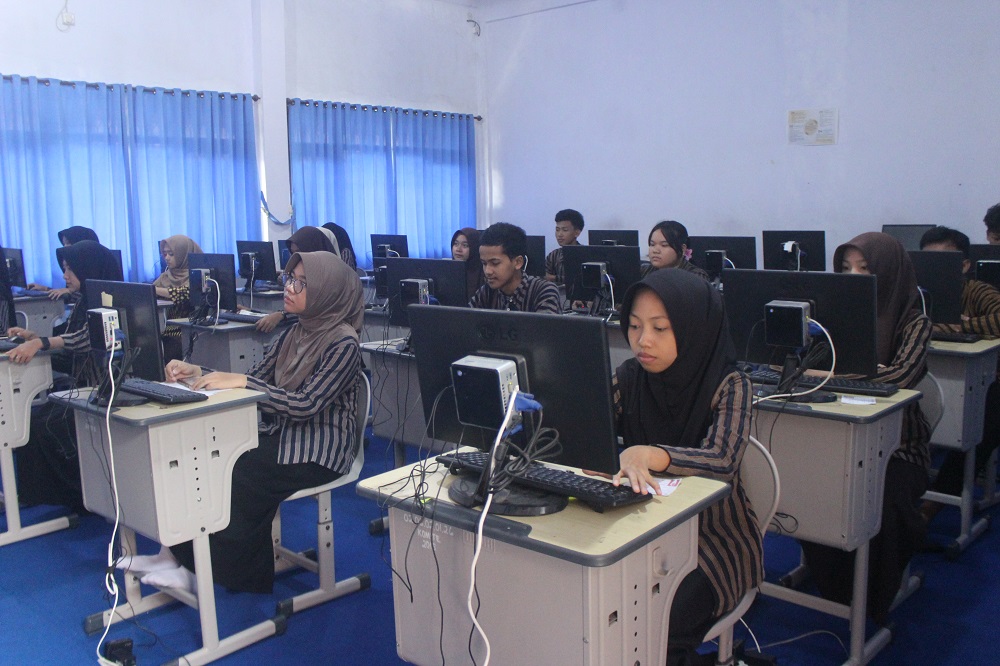 Siswa SMAN Mojoagung mengikuti geladi bersih TKA, (30/10). SMAN Mojoagung menggelar TKA susulan gelombang kedua kemarin dan hari ini.