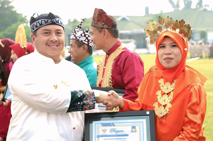 Muzan Dahluil Nikmah, M.Pd&nbsp;penilik PAUD PNF Dinas P dan K Jombang menerima penghargaan dari Bupati Jombang Warsubi.