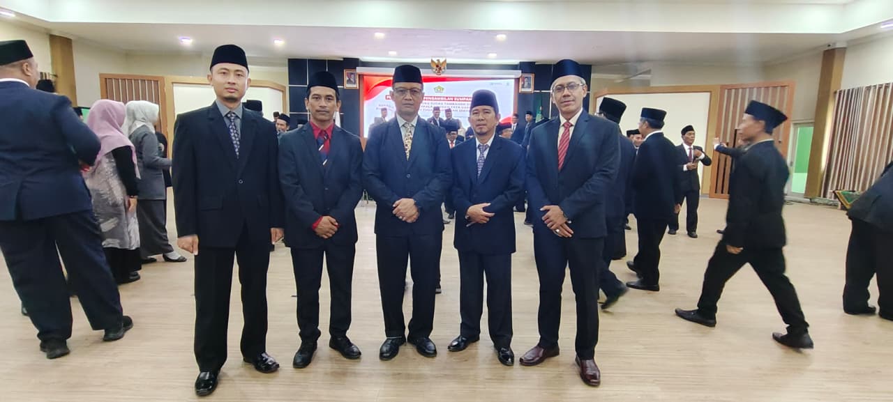 ANYAR: Kepala Kemenag Jombang, Muhajir, bersama kepala madrasah dan kepala KUA yang baru dilantik.