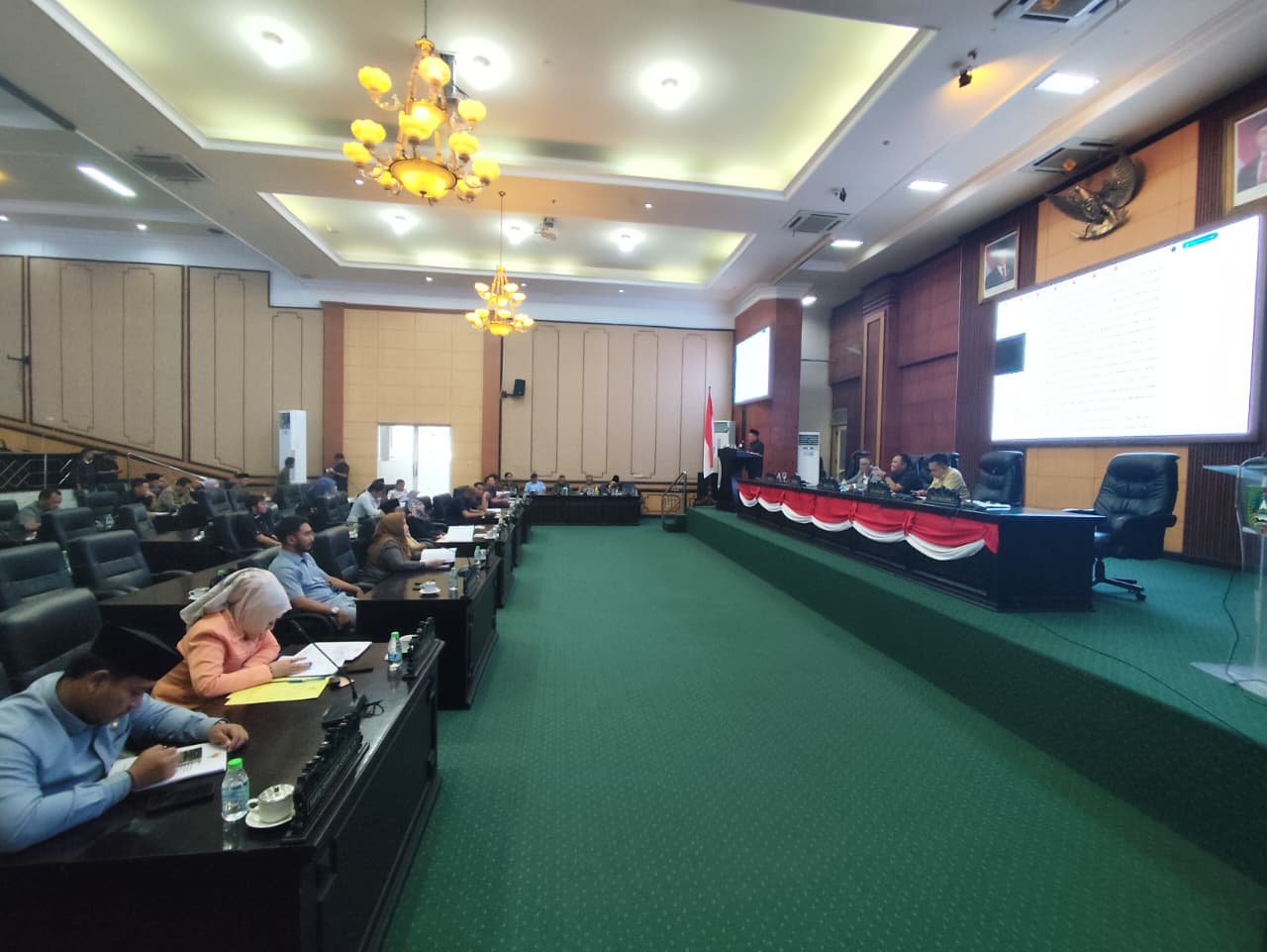 SIGAP: Anggota DPRD Jombang saat paripurna membahas Raperda Sadar Hukum, Kamis (20/11).