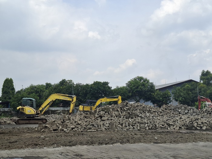TAK LAGI BEROPERASI: Paving di eks Terminal Barang Desa Tunggorono, Kecamatan Jombang dibongkar.