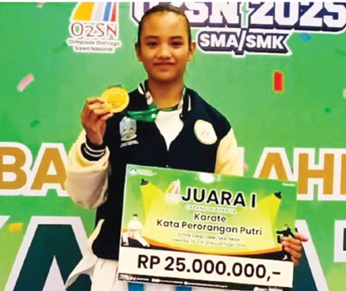 MEMBANGGAKAN: Karateka Aqila Aurelia Ramadhani Arifin siswa SMAN 2 Jombang menerima medali di podium 1 di Jakarta, (20/11).