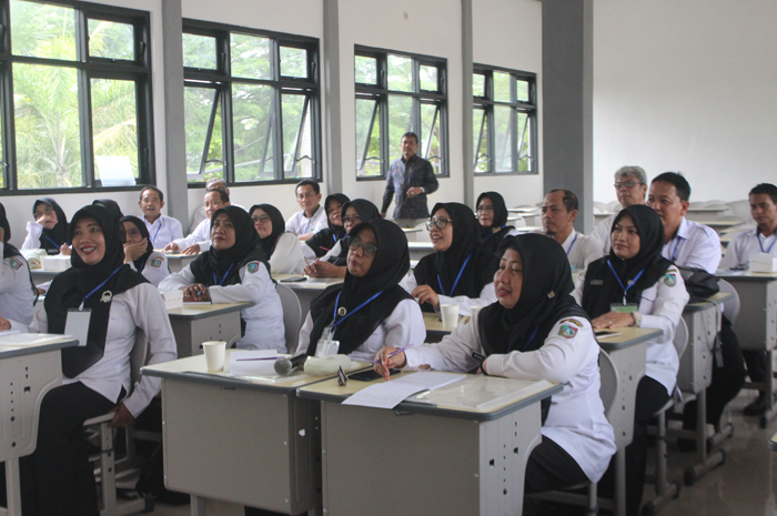 DUA ARAH: Guru SMP mengikuti pelatihan BCKS di SMPN 1 Jombang, Jumat (21/11).