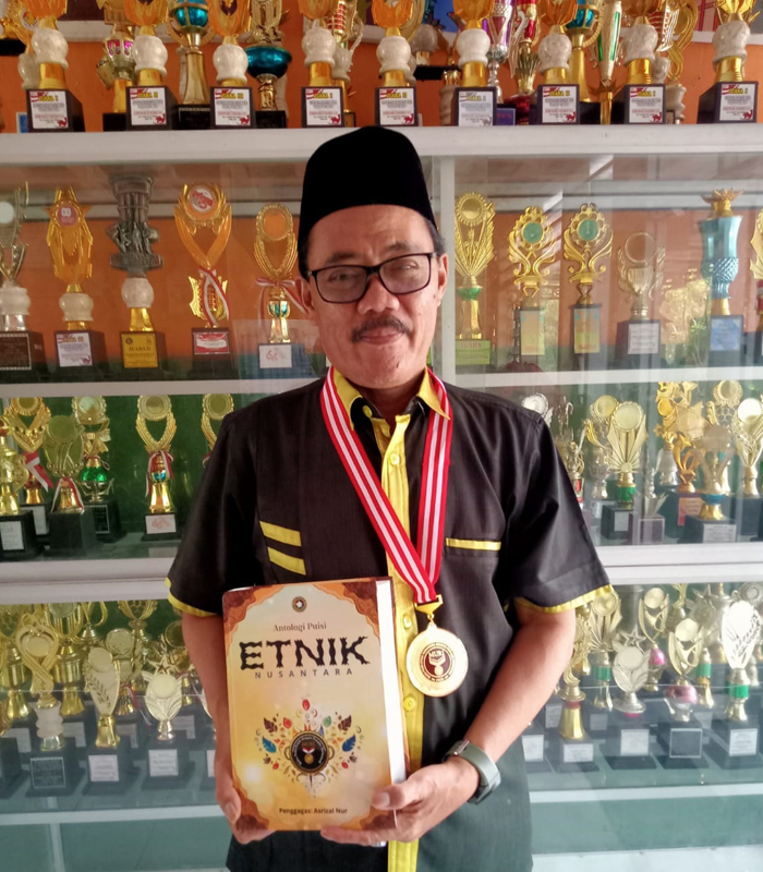 PRESTASI INTERNASIONAL: Lukman Hidayat MSi MPd menunjukkan hasil karyanya yang tercatat dalam rekor MURI.