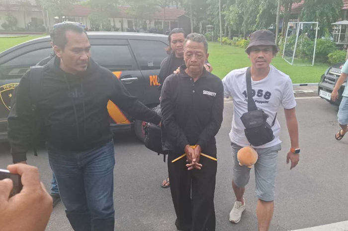 Purnomo, tersangka pembunuhan Tri Retno Jumilah, 60, di Mancilan, Mojoagung dikeler di Polres Jombang.
