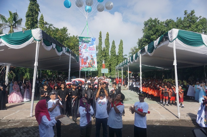 SEMARAK: Kepala SMPN 1 Tembelang Tatit Mustikarini SPd didampingi oleh seluruh civitas sekolah saat seremonial pelepasan balon dalam acara pembukaan pawai budaya dies natalis Spijilang ke-42.