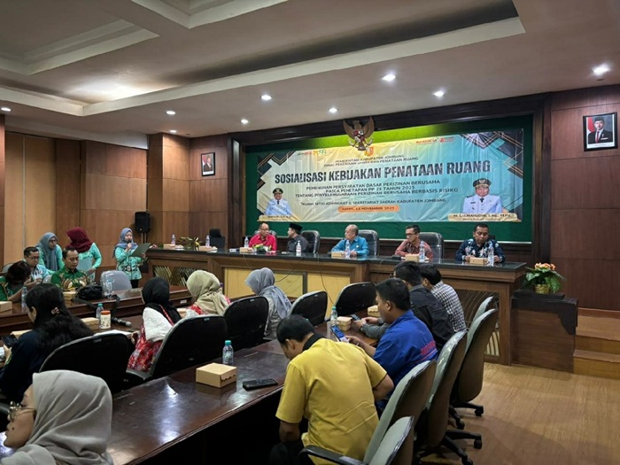 SERIUS: Kepala Dinas PUPR Jombang Bayu Pancoroadi dalam sosialisasi PP 28/2025, Kamis (13/11).