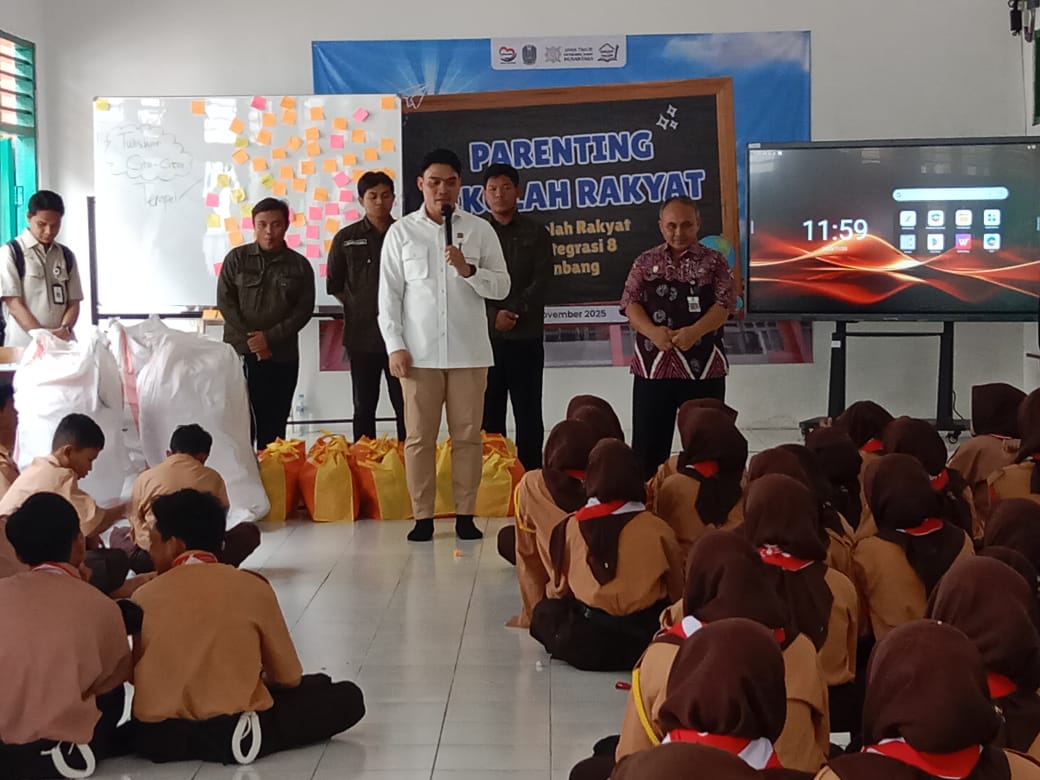 PEDULI: Kepala Dinsos Jombang, Agung Hariadi, saat menyerahkan bantuan Atensi dari Kemensos, (21/11).