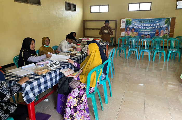 KOMPAK: Kepala Desa Gambiran, Jupri saat menghadiri Posyandu ILP.