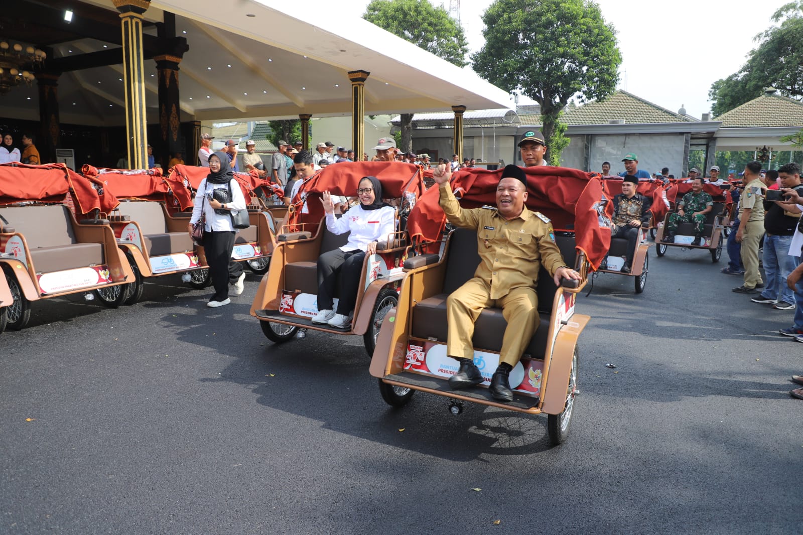APRESIASI: Wakil Ketua Yayasan GSN, Nanik S Deyang bersama Wakil Bupati Jombang, Salmanuddin Yazid saat menyalurkan bantuan becak listrik, (24/11).